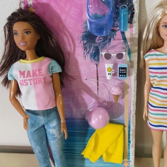 Set of Barbies (blonde and brunette) with new beach accessories - Picture 3 of 4